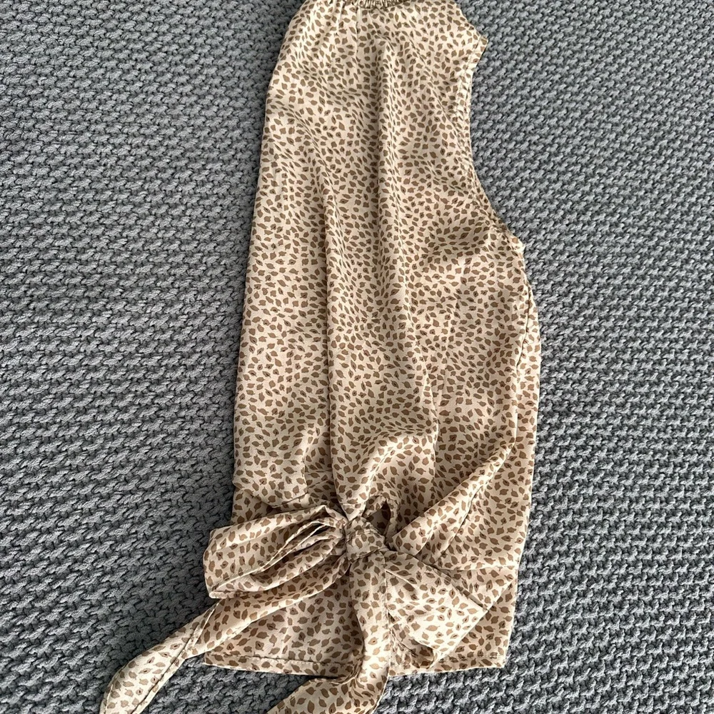 Sleeveless Beige Printed Tie-Hem Top - Picture 8 of 9